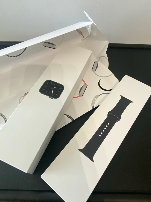 Apple Watch Series 5 Space Grey Aluminum + Black Sport Band image indicator(6)