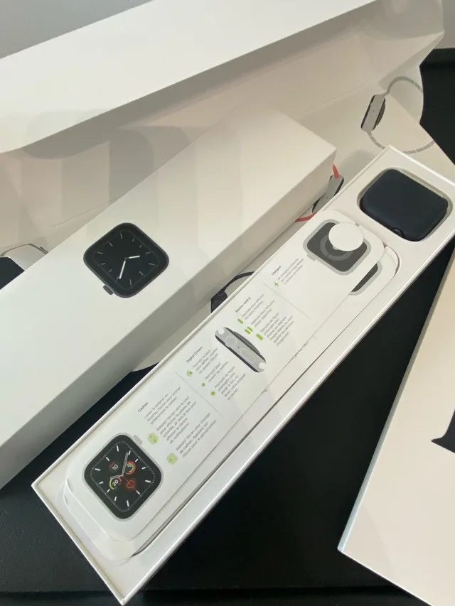 Apple Watch Series 5 Space Grey Aluminum + Black Sport Band image indicator(7)