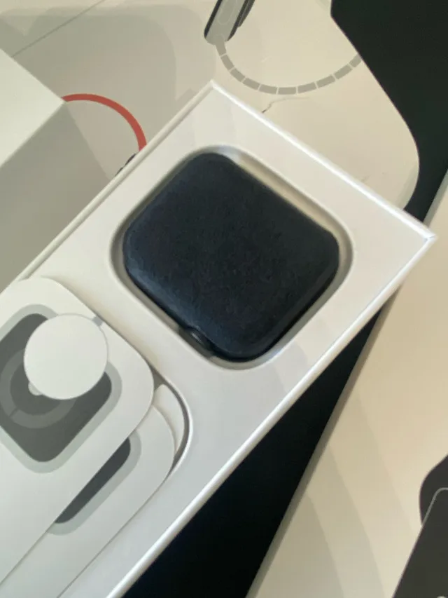 Apple Watch Series 5 Space Grey Aluminum + Black Sport Band image indicator(9)