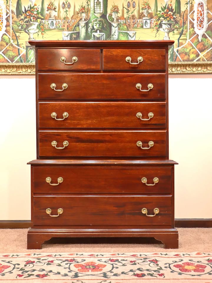 🚚 Free Delivery – Vintage Drexel Carleton Cherry dresser | Karrot