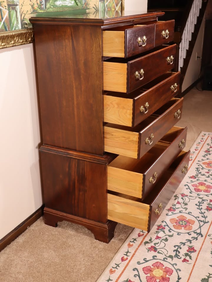 🚚 Free Delivery – Vintage Drexel Carleton Cherry dresser - photo 4