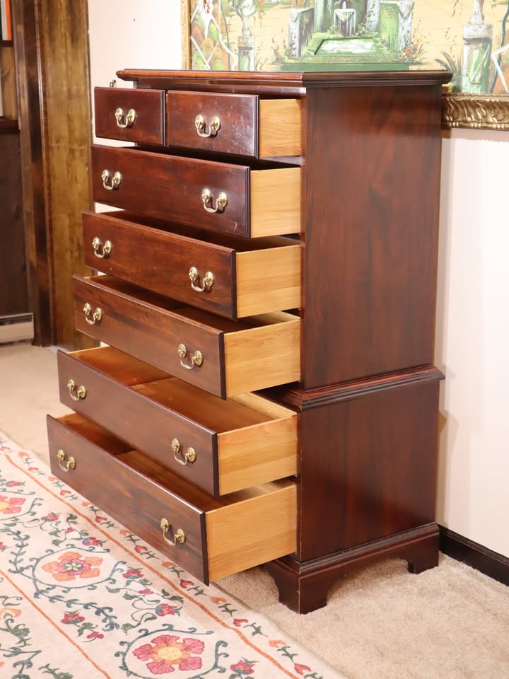 🚚 Free Delivery – Vintage Drexel Carleton Cherry dresser - photo 5
