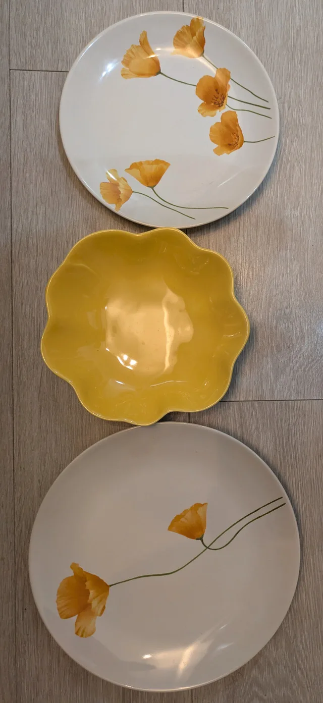 Set of 8 dinnerware plates and bowls thumbnail
