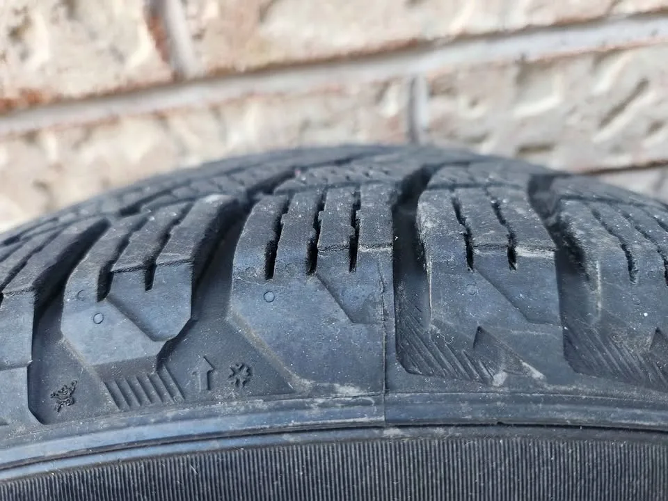 Winter Tire with rims Michelin X Ice USED ONE SEASON image indicator(5)