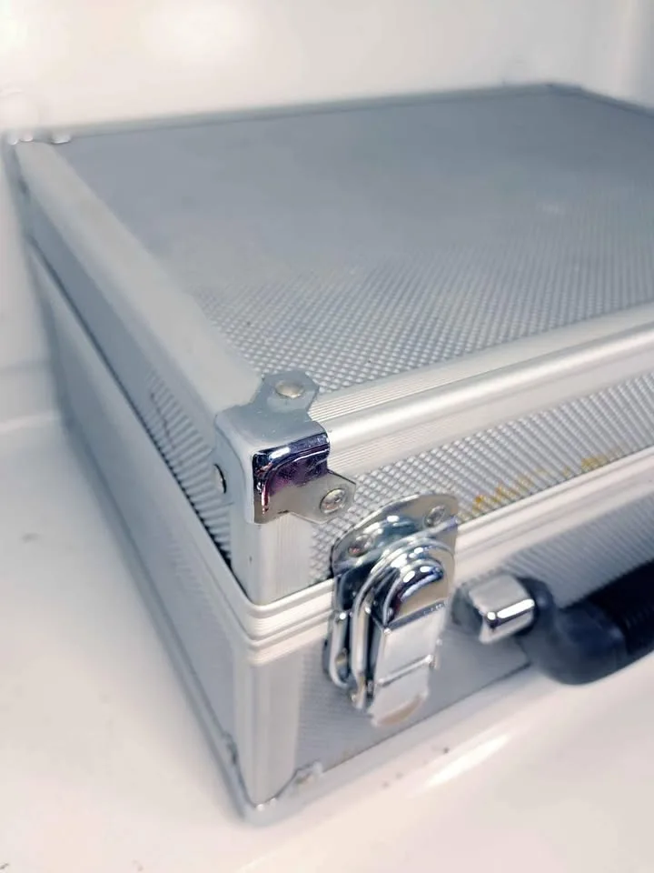 Hard Shell Aluminum Makeup Case image indicator(2)