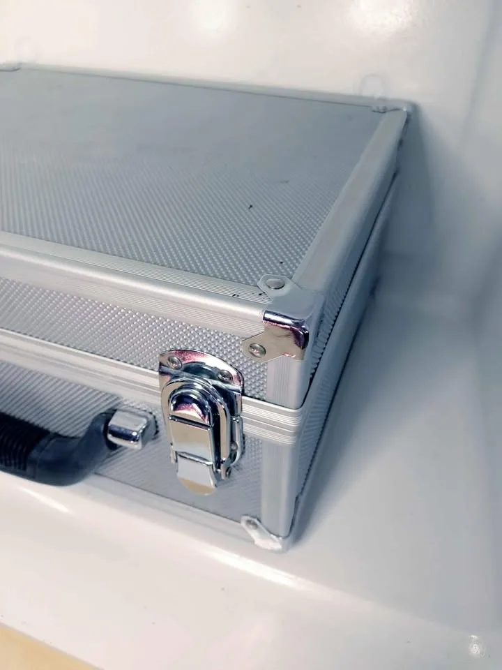 Hard Shell Aluminum Makeup Case image indicator(3)