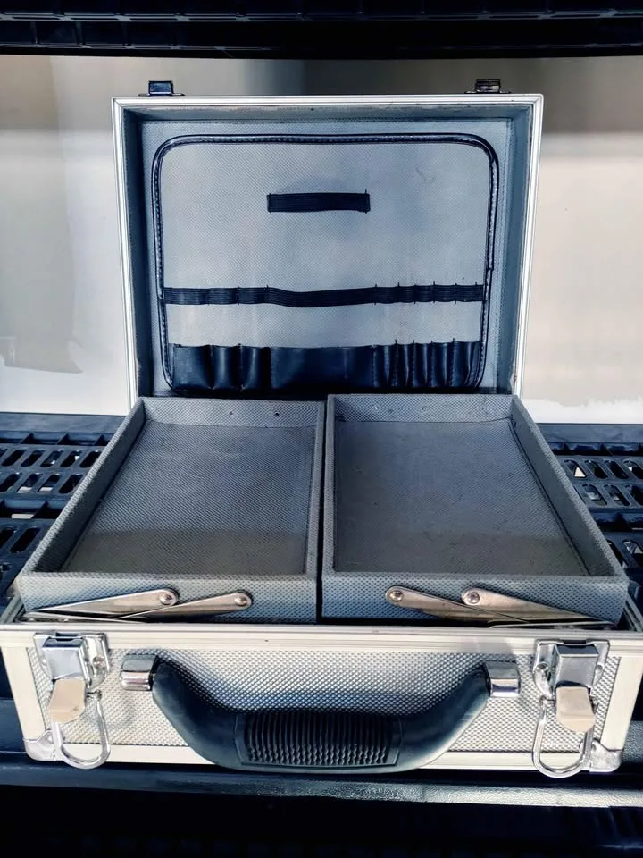 Hard Shell Aluminum Makeup Case image indicator(4)