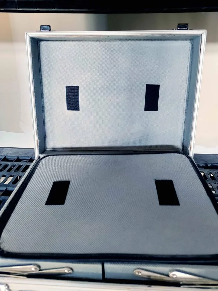 Hard Shell Aluminum Makeup Case image indicator(5)