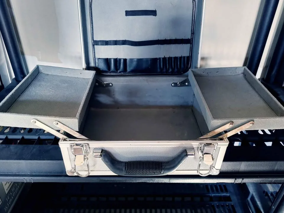 Hard Shell Aluminum Makeup Case image indicator(6)