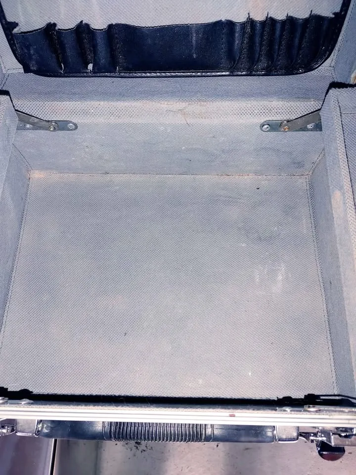 Hard Shell Aluminum Makeup Case image indicator(7)