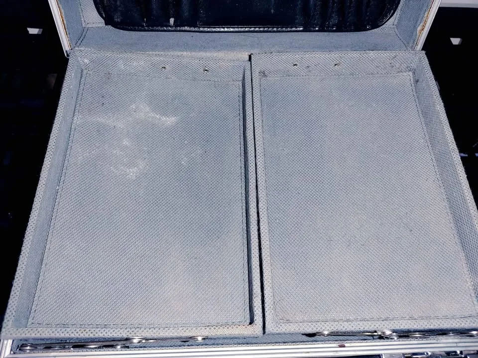 Hard Shell Aluminum Makeup Case image indicator(8)