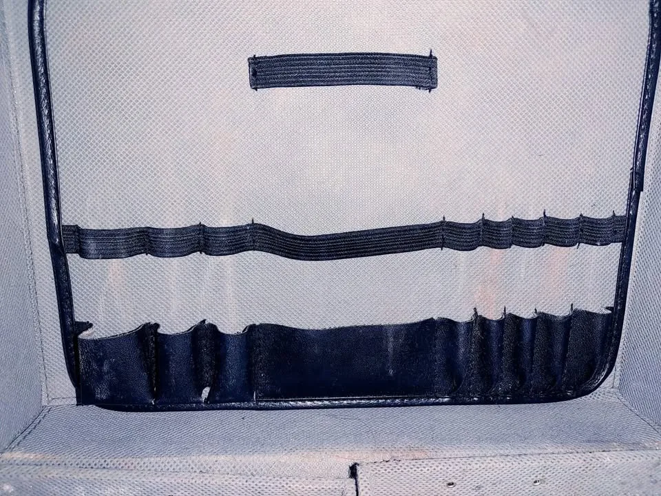 Hard Shell Aluminum Makeup Case image indicator(9)