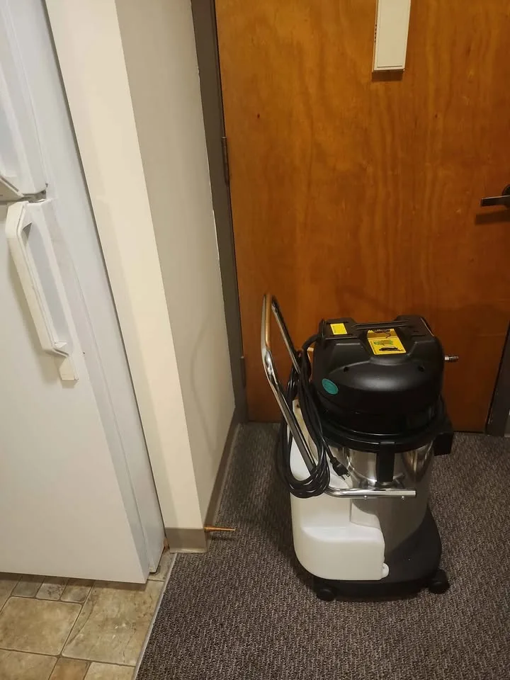 Commercial carpet extractor and extractor wet and dry image indicator(2)