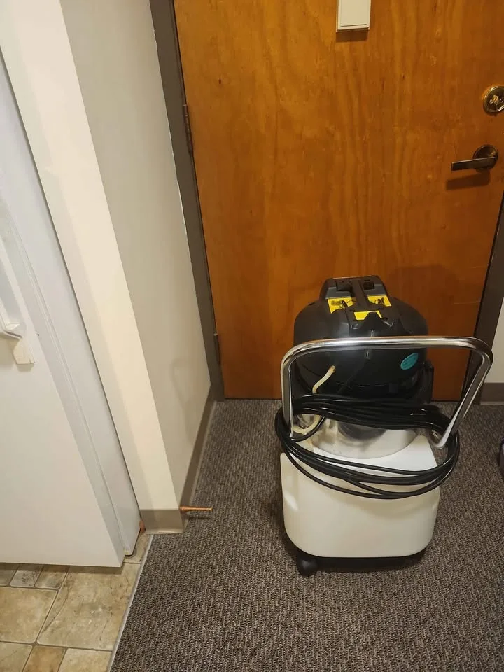 Commercial carpet extractor and extractor wet and dry image indicator(3)