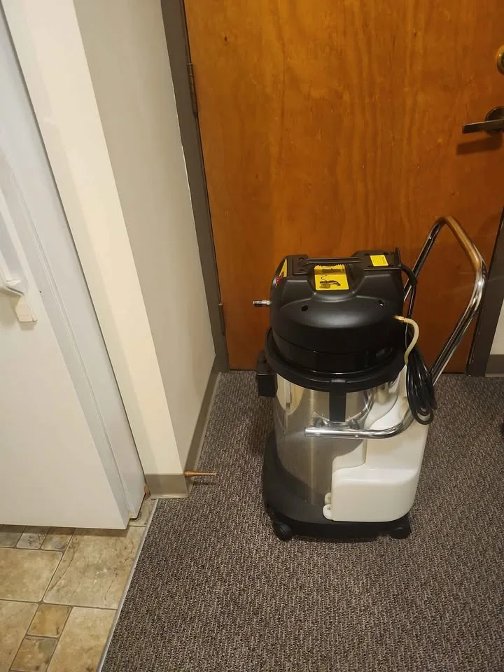 Commercial carpet extractor and extractor wet and dry image indicator(4)