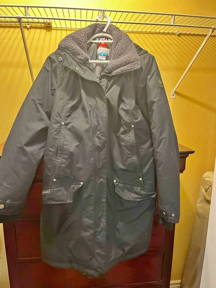 Columbia Coat Women's size Medium dark Grey