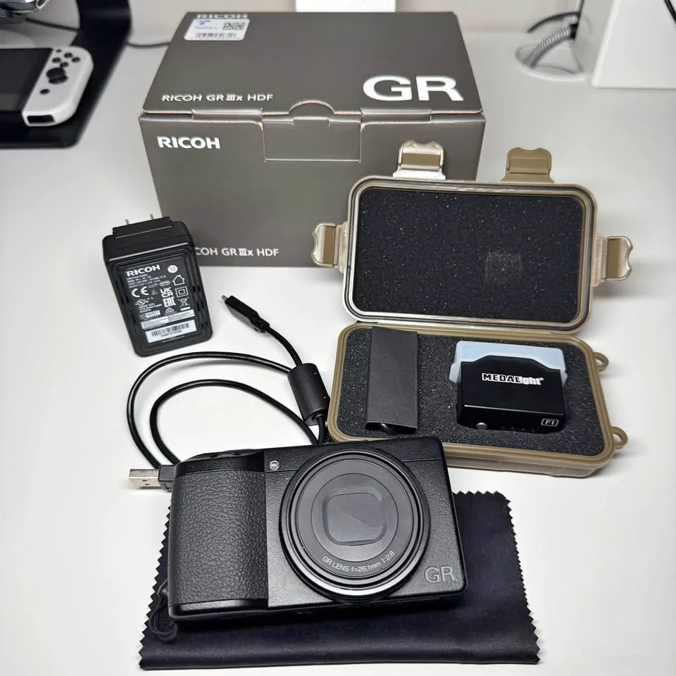 Ricoh GRIII X HDF Complete with F1 Medalight Flash