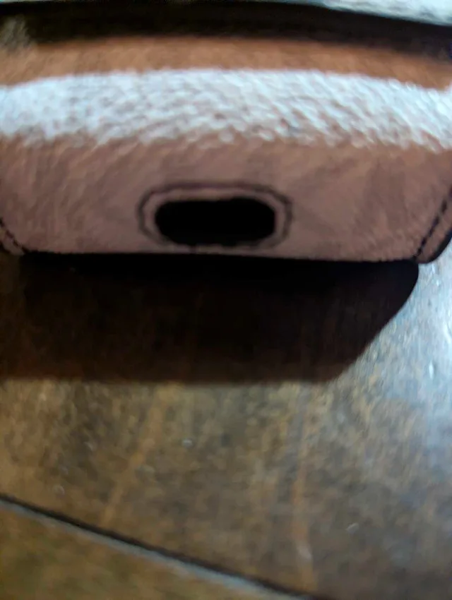 Michael Kors Airpod Case image indicator(2)