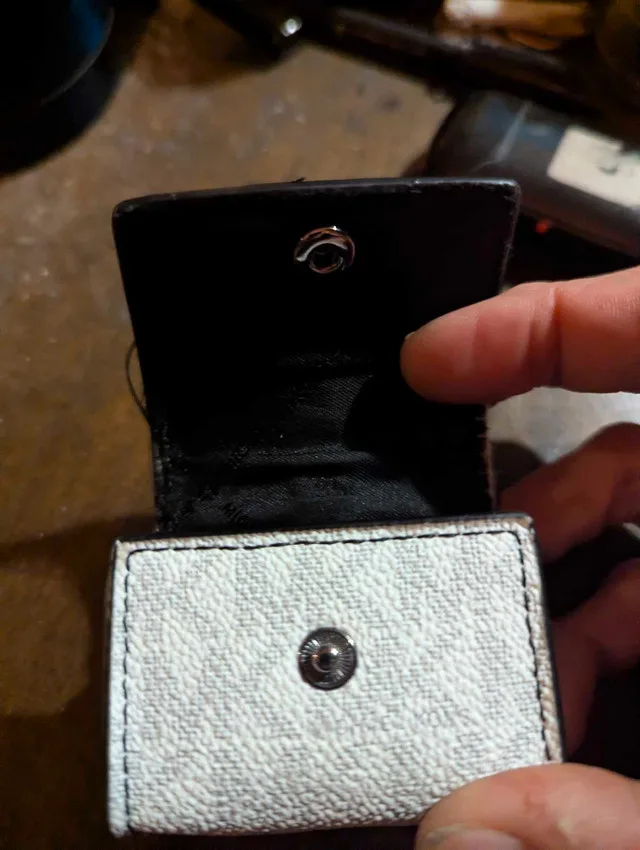 Michael Kors Airpod Case image indicator(4)