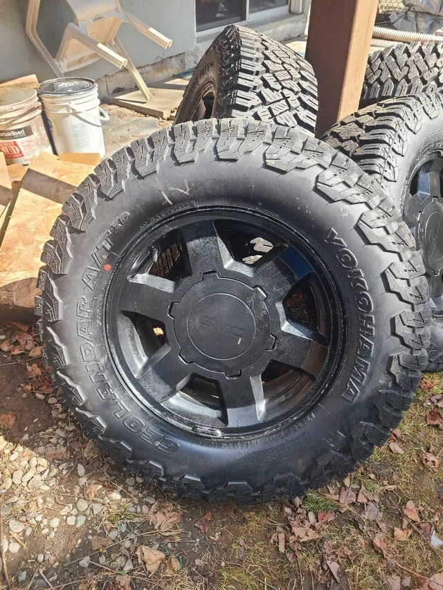 Yokohama Geolandar A/T LT 265 70 17 on GMC 6 bolt rim image indicator(2)