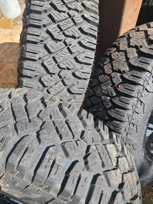 Yokohama Geolandar A/T LT 265 70 17 on GMC 6 bolt rim image indicator(4)