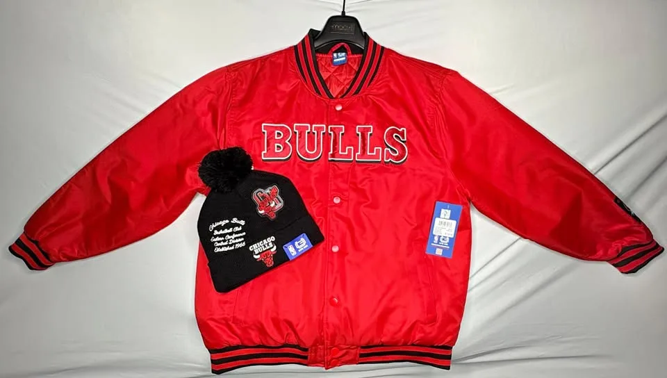 Chicago Bulls Red Bomber Jacket - Size L - Beanie Included thumbnail