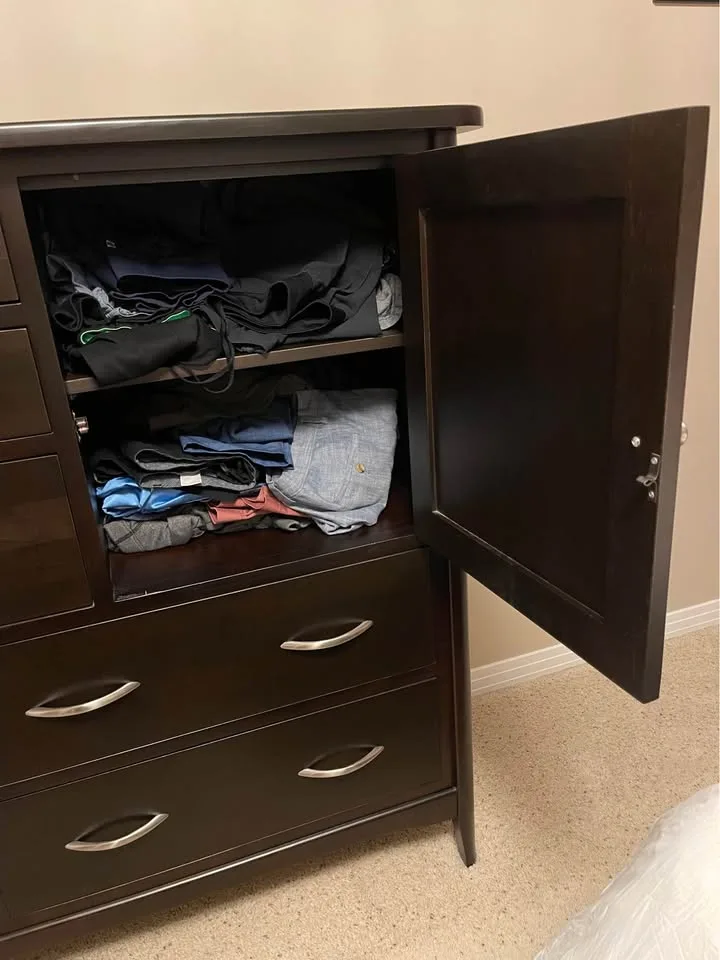 Excellent condition solid wood Canadian made dresseri image indicator(3)