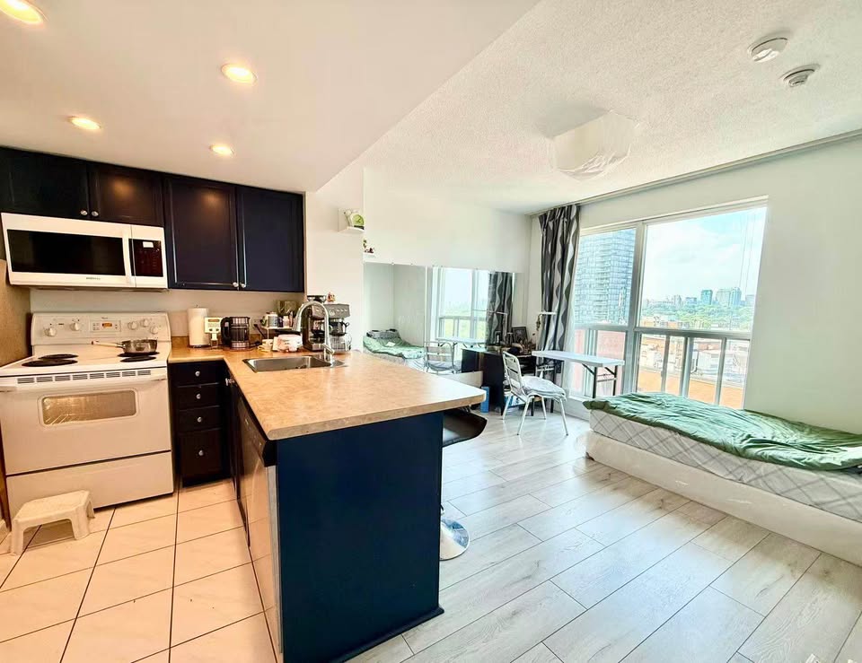 Bright Condo Room for Rent - photo 2