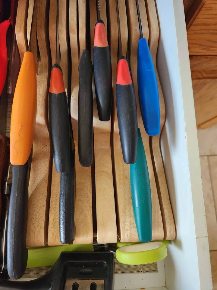 2-tier Knife organizer. Located near London dairy mall. - photo 2