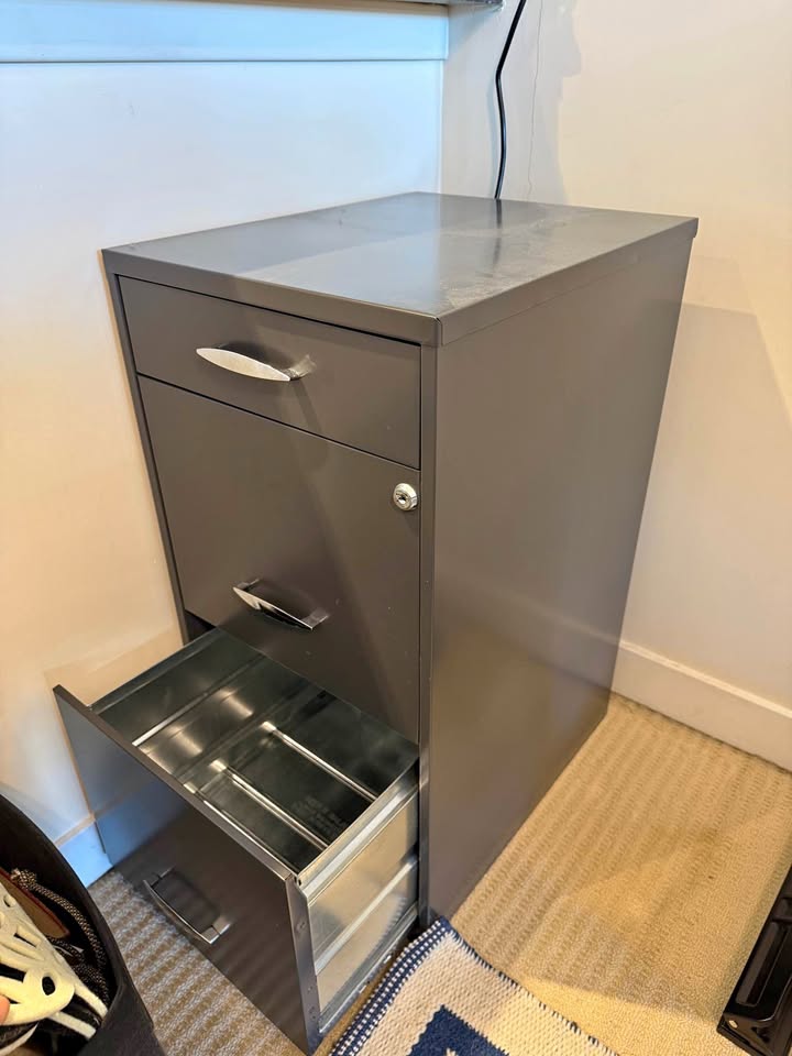 3-drawer locking metal filing cabinet