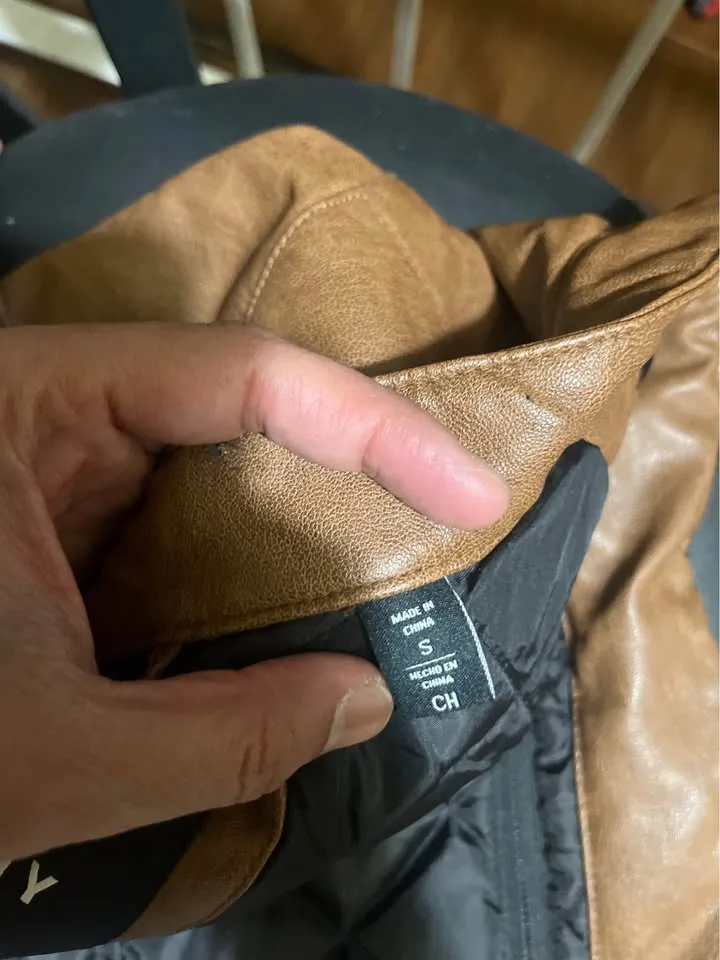 DKNY- Men’s leather jacket image indicator(9)