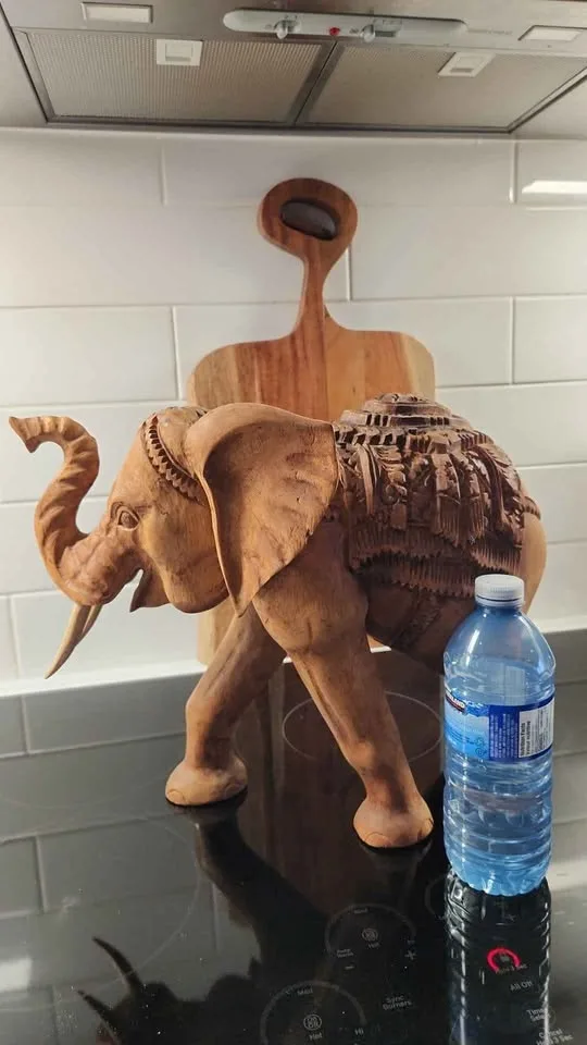 Elephant wood sculpture image indicator(2)