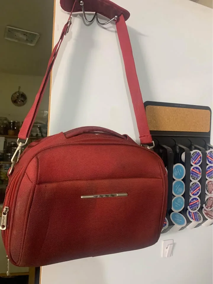 Shoulder travel bag light burgundy Color image indicator(6)