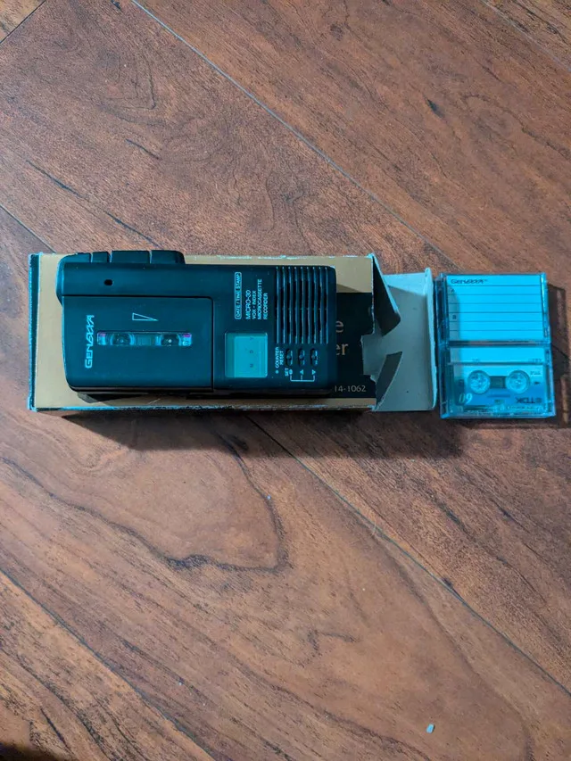 Genava Microcassette Recorder image indicator(2)