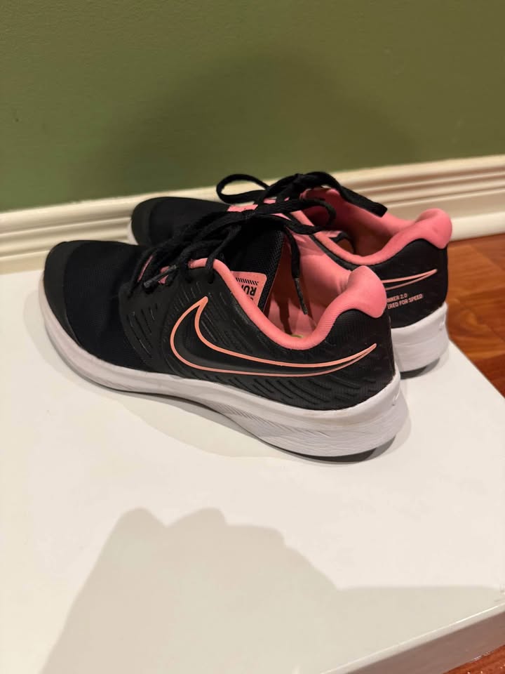 Kids’ Nike running shoes size US 3.5 - photo 2