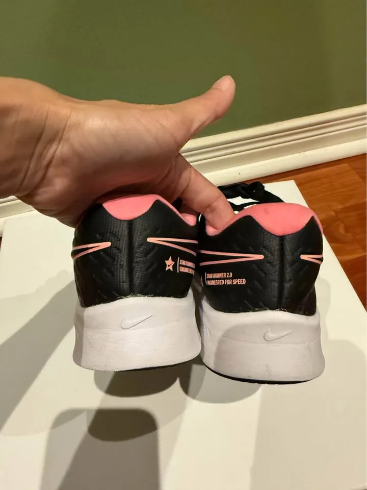 Kids’ Nike running shoes size US 3.5 image indicator(3)