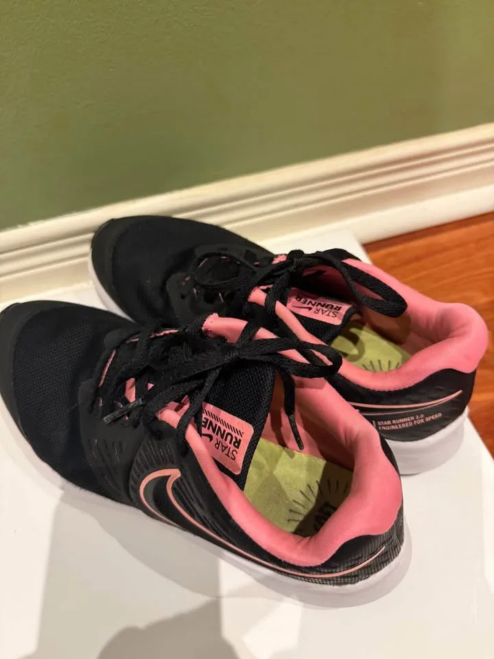 Kids’ Nike running shoes size US 3.5 image indicator(6)