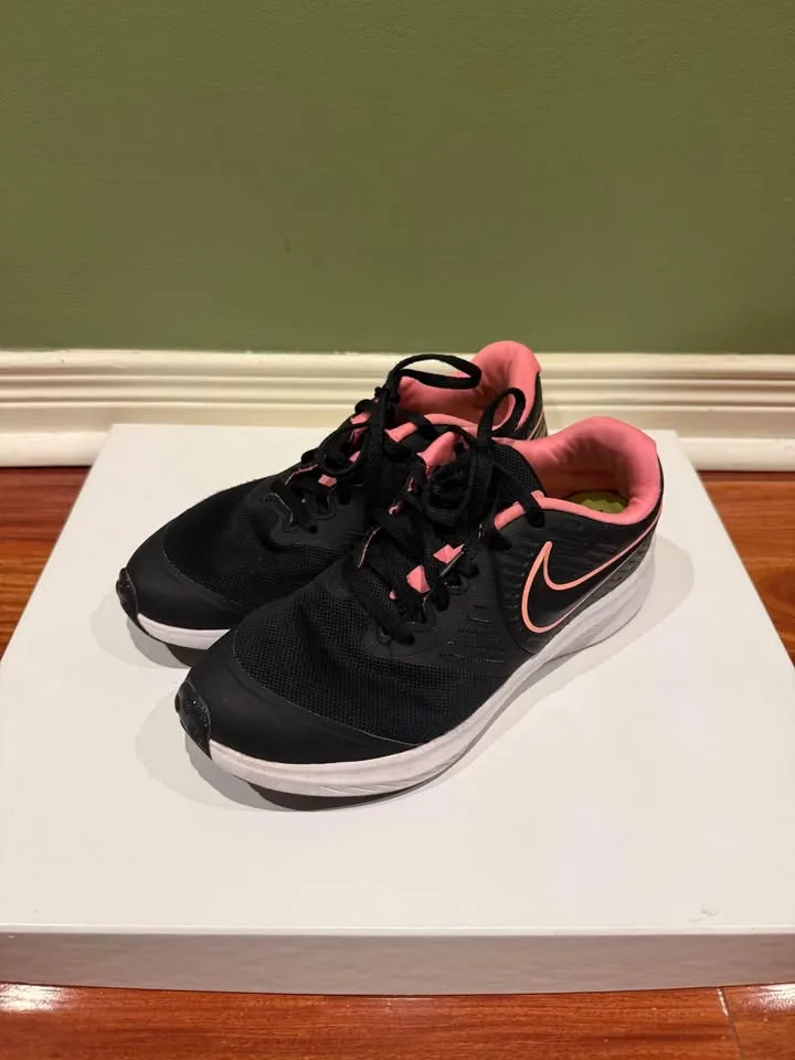 Kids’ Nike running shoes size US 3.5 image indicator(7)