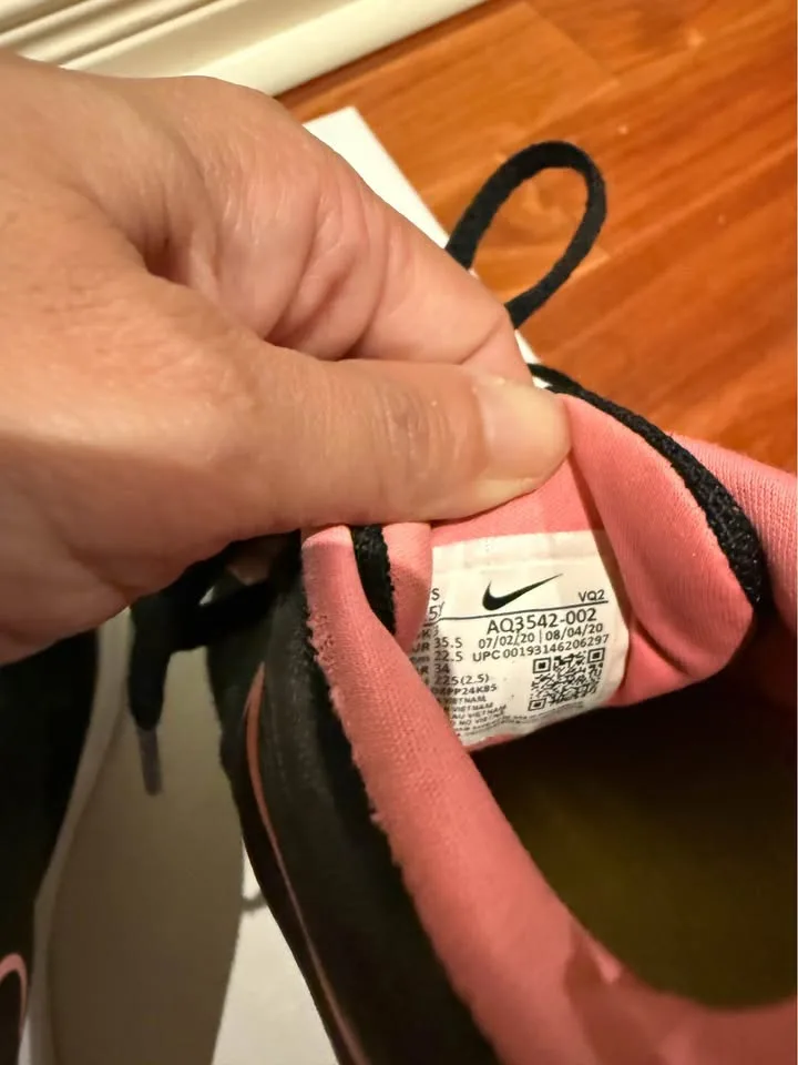 Kids’ Nike running shoes size US 3.5 image indicator(8)