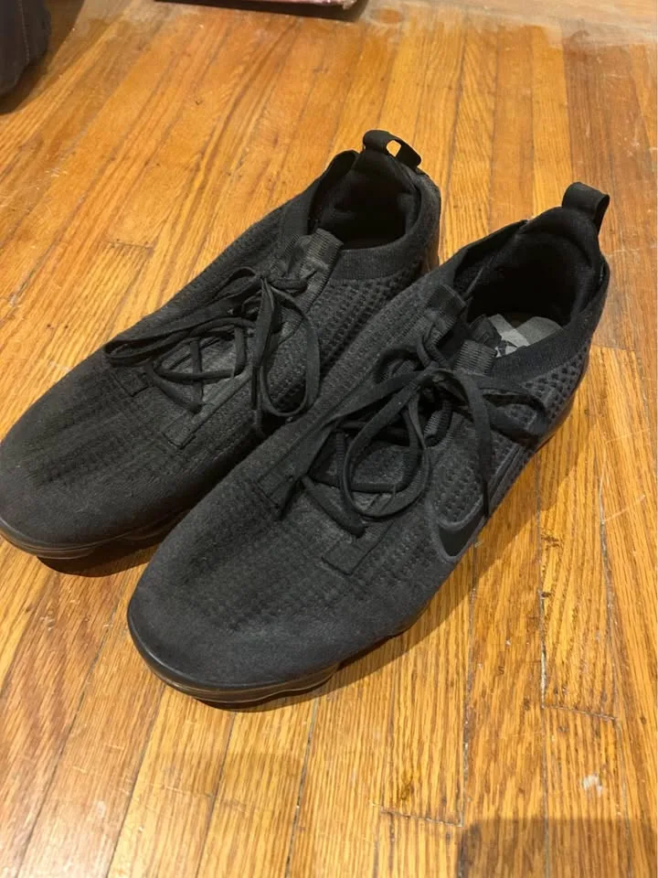 Nike Air Vapormax Flyknit sneakers in triple black men’s 11 image indicator(2)