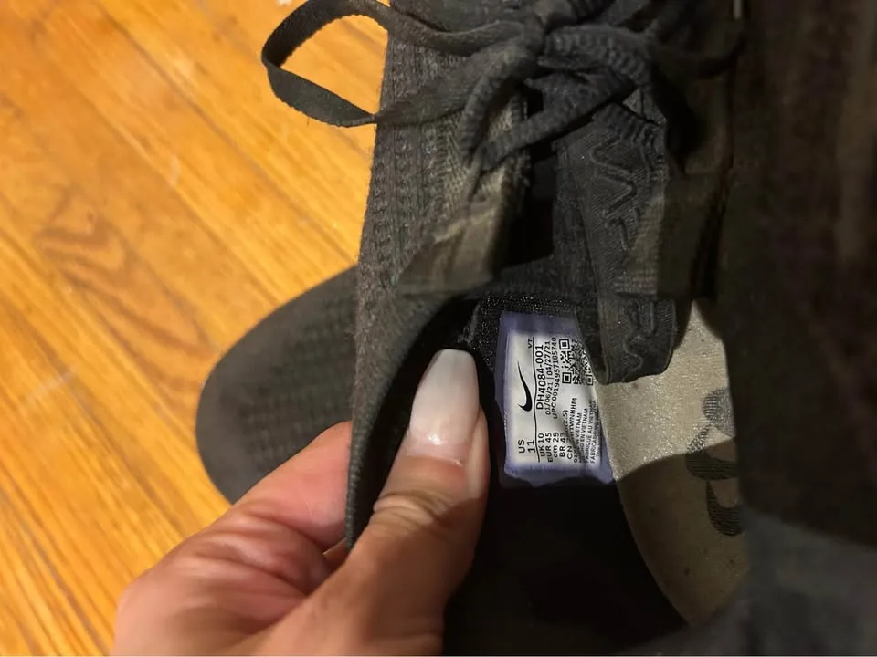 Nike Air Vapormax Flyknit sneakers in triple black men’s 11 image indicator(4)