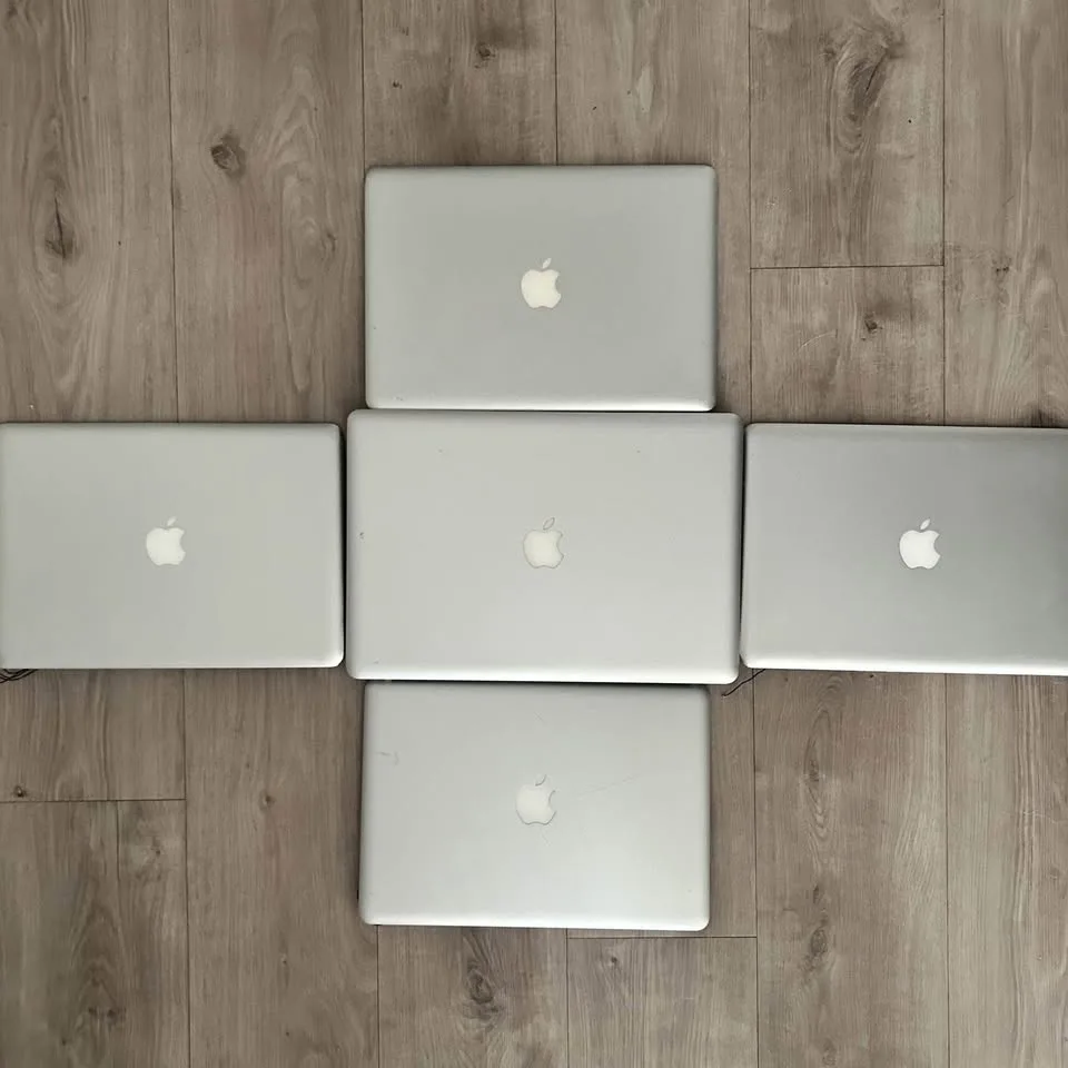 Lot of x5 MacBook Displays image indicator(2)
