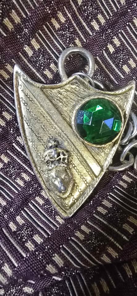 Vintage 1960's shield chain pendant - photo 2
