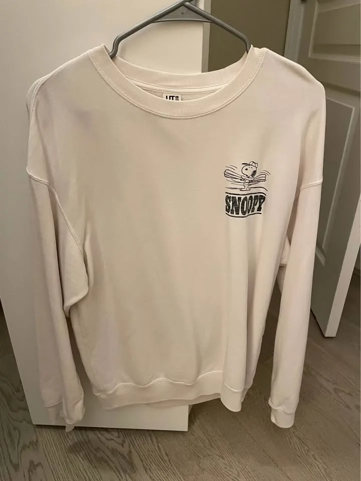 Snoopy med size sweater brand new without tag image indicator(2)