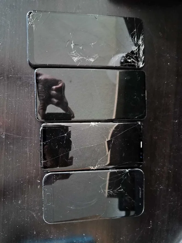 4 Samsung Phones for Parts image indicator(3)