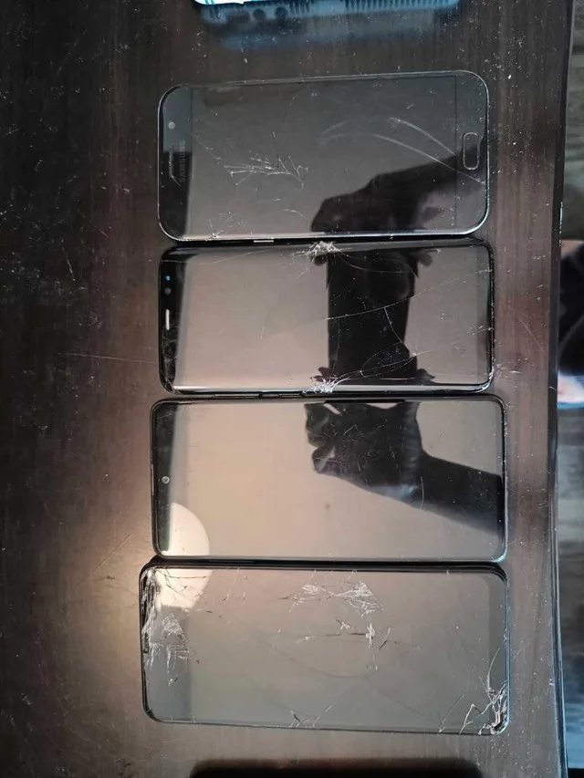 4 Samsung Phones for Parts image indicator(4)