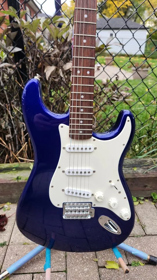 $250 Squier Stratocaster - Affinity Series - Navy Blue image indicator(3)