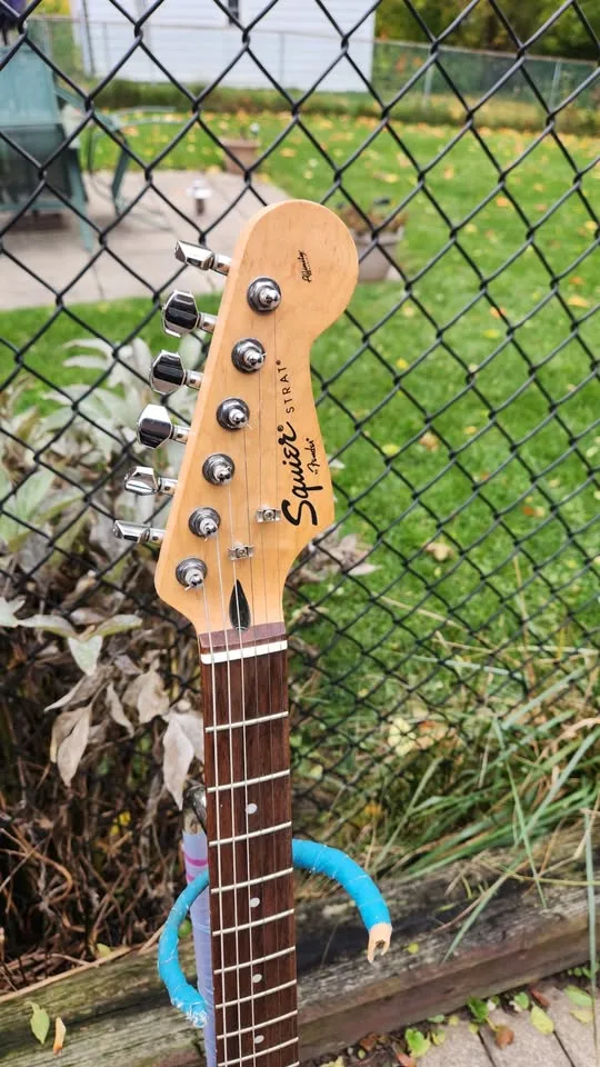 $250 Squier Stratocaster - Affinity Series - Navy Blue image indicator(5)