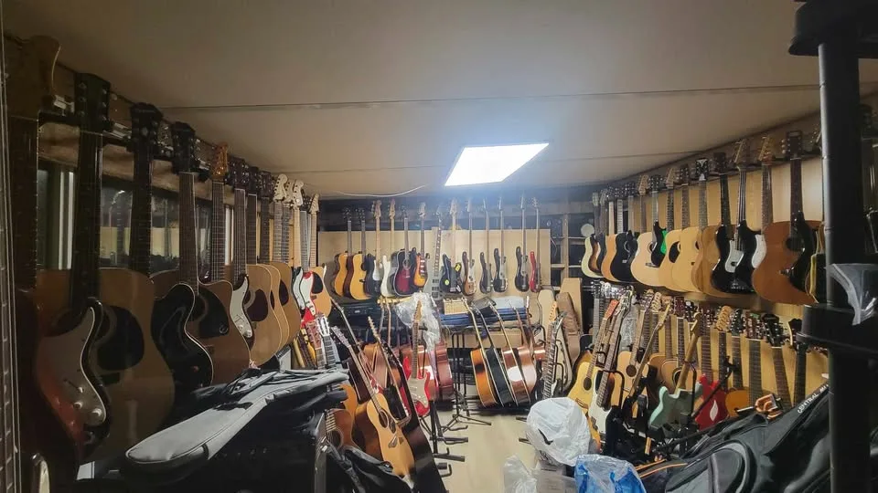 $250 Conservatore 5-String Resonator Banjo with Case image indicator(10)