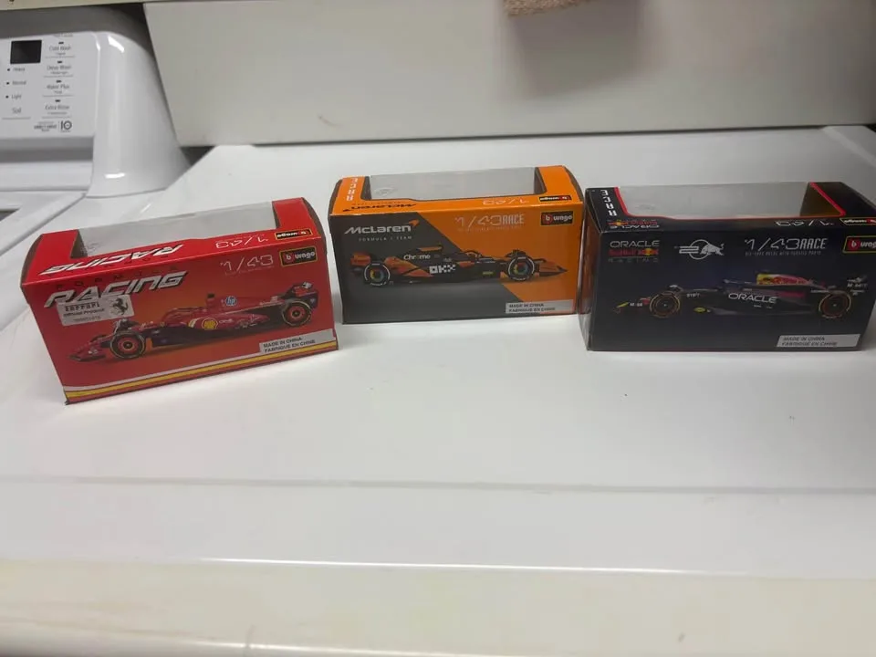 Bburago 1:43 Die-Cast F1 Model Car Set (3 Cars) image indicator(2)